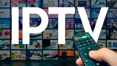 Pantalla de móvil mostrando app de IPTV pirata mientras se ve fútbol