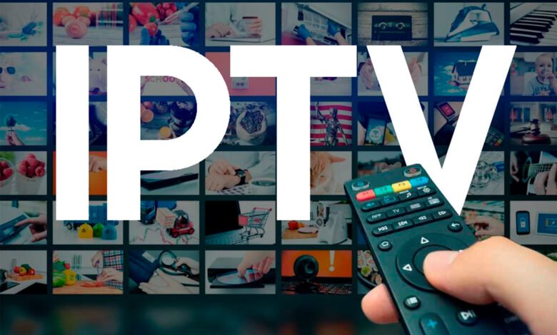 Pantalla de móvil mostrando app de IPTV pirata mientras se ve fútbol