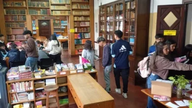 Bibliotecario organizando estanterías en una escuela de Córdoba
