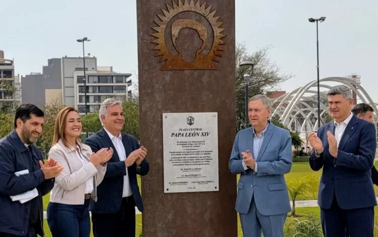 Inauguración del Parque León XIV con autoridades cordobesas y vecinos celebrando