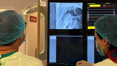 Equipo médico realizando derivación biliar percutánea en una niña de 2 años en el Hospital Córdoba