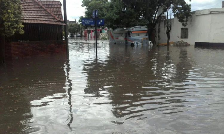 Equipos de emergencia y voluntarios realizando el simulacro de inundación en Villa Páez, Córdoba