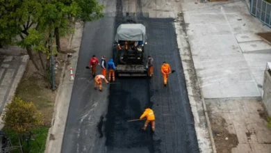 Obreros repavimentando la avenida General Paz en Córdoba durante la visita del Papa