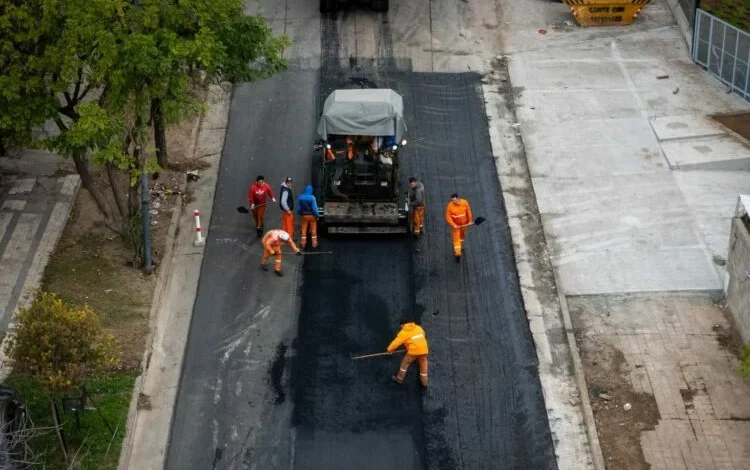 Obreros repavimentando la avenida General Paz en Córdoba durante la visita del Papa