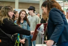 Estudiantes y representantes de empresas en la Feria de Empleo de la Universidad Nacional de Córdoba