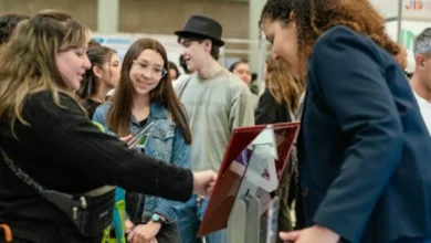 Estudiantes y representantes de empresas en la Feria de Empleo de la Universidad Nacional de Córdoba