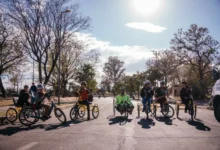 Ciclistas adaptados recorriendo la pista del Parque Sarmiento durante la primera salida de ciclismo urbano adaptado en Córdoba
