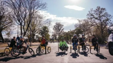 Ciclistas adaptados recorriendo la pista del Parque Sarmiento durante la primera salida de ciclismo urbano adaptado en Córdoba