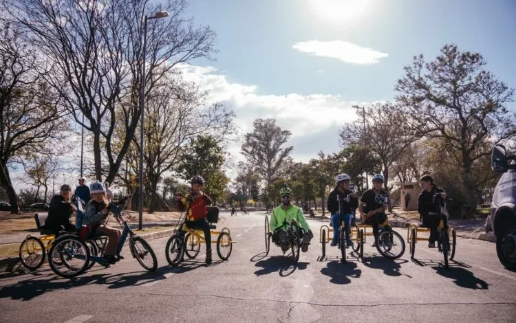 Ciclistas adaptados recorriendo la pista del Parque Sarmiento durante la primera salida de ciclismo urbano adaptado en Córdoba