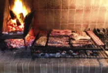 Costilla de novillo a la parrilla en una mesa de asado cordobesa