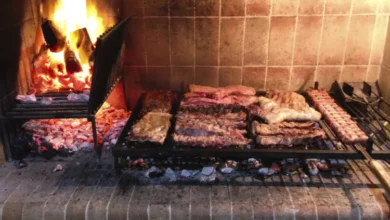 Costilla de novillo a la parrilla en una mesa de asado cordobesa