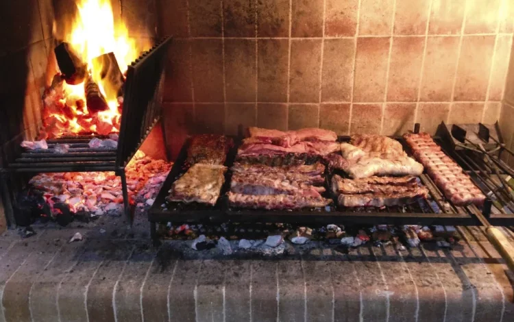 Costilla de novillo a la parrilla en una mesa de asado cordobesa