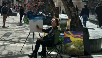 Esther Arrúa, la pintora de la Peatonal, frente a su obra en el Paseo de las Flores