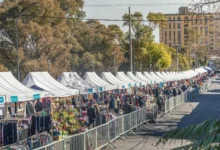 Feriantes de los Paseos Populares de Córdoba recibiendo información sobre créditos sin interés