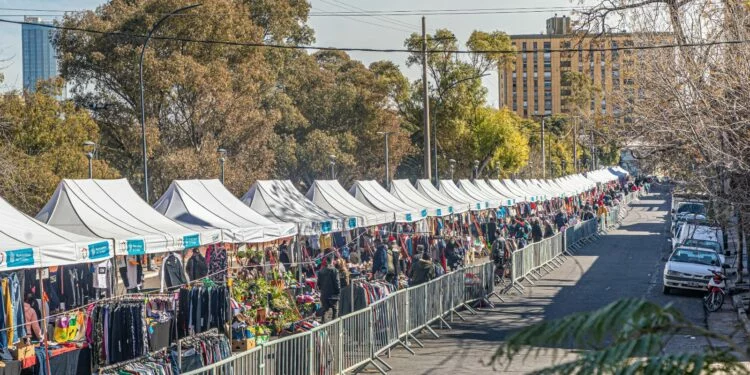 Feriantes de los Paseos Populares de Córdoba recibiendo información sobre créditos sin interés
