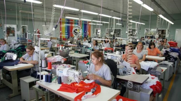 Firma del acta constitutiva de la Federación de Cooperativas Textiles y Marroquinería de Córdoba