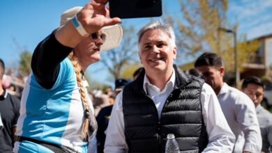 Peregrinos caminando por la ruta de Brochero bajo el cielo cordobés