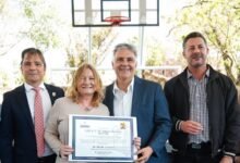 Gobernador Martín Llaryora corta la cinta del nuevo polideportivo cubierto del IPEM 140 en Bell Ville