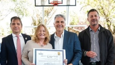 Gobernador Martín Llaryora corta la cinta del nuevo polideportivo cubierto del IPEM 140 en Bell Ville