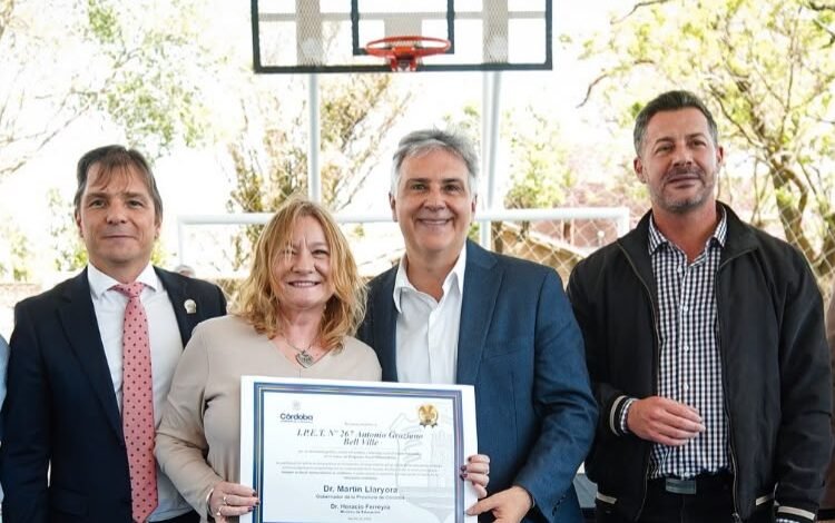 Gobernador Martín Llaryora corta la cinta del nuevo polideportivo cubierto del IPEM 140 en Bell Ville