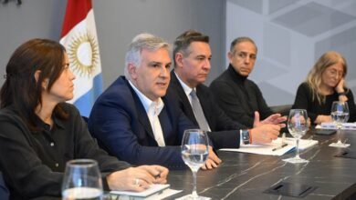 Gobernador Martín Llaryora y ministros en la reunión de la Mesa de Economía Naranja