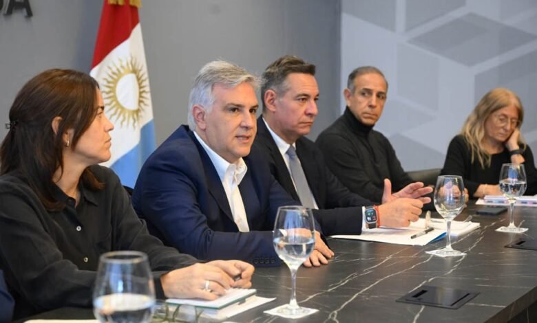 Gobernador Martín Llaryora y ministros en la reunión de la Mesa de Economía Naranja