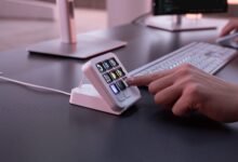 MX Keypad de Logitech en color Graphite sobre un escritorio de trabajo