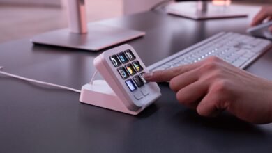 MX Keypad de Logitech en color Graphite sobre un escritorio de trabajo