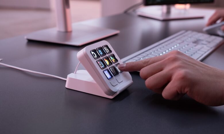 MX Keypad de Logitech en color Graphite sobre un escritorio de trabajo
