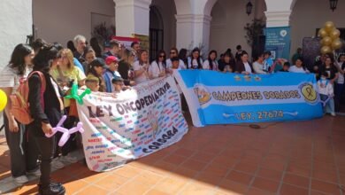 Donantes entregando sangre en el Cabildo Histórico de Córdoba durante la jornada de concientización sobre el cáncer infantil