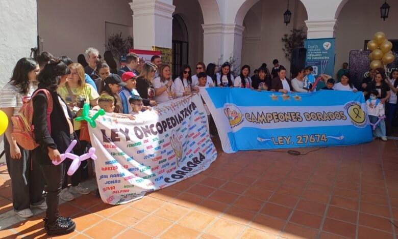 Donantes entregando sangre en el Cabildo Histórico de Córdoba durante la jornada de concientización sobre el cáncer infantil