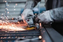 Fábrica metalúrgica en la zona industrial de Córdoba con maquinaria en pausa