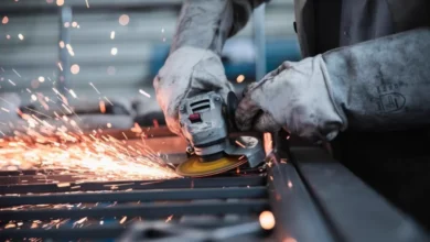 Fábrica metalúrgica en la zona industrial de Córdoba con maquinaria en pausa