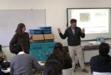 Docentes de Córdoba trabajando con kits de robótica TecnoPresente en una sala del I.S.E.P.