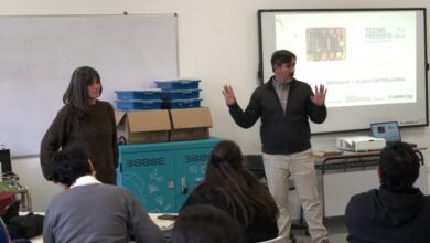 Docentes de Córdoba trabajando con kits de robótica TecnoPresente en una sala del I.S.E.P.