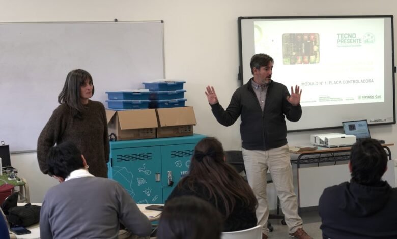 Docentes de Córdoba trabajando con kits de robótica TecnoPresente en una sala del I.S.E.P.