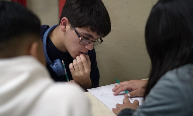 Estudiantes compitiendo en la Olimpiada Cordobesa de Matemática 2026