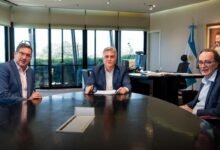 Osvaldo Giordano junto al gobernador Martín Llaryora y Raúl Paolasso firmando su incorporación al directorio de Bancor
