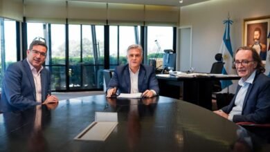 Osvaldo Giordano junto al gobernador Martín Llaryora y Raúl Paolasso firmando su incorporación al directorio de Bancor