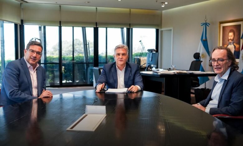 Osvaldo Giordano junto al gobernador Martín Llaryora y Raúl Paolasso firmando su incorporación al directorio de Bancor