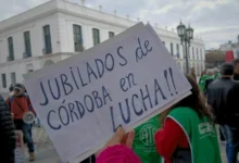 Manifestantes en Plaza San Martín, Córdoba, durante la marcha del PAMI
