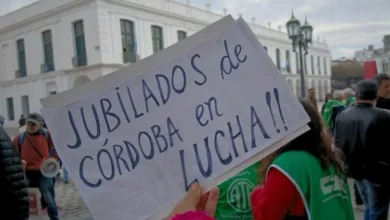 Manifestantes en Plaza San Martín, Córdoba, durante la marcha del PAMI