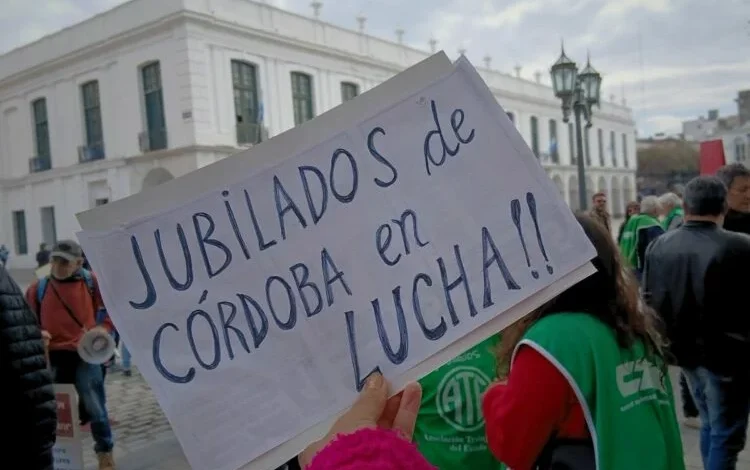 Manifestantes en Plaza San Martín, Córdoba, durante la marcha del PAMI