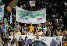 Docentes y estudiantes protestando durante el paro universitario en los colegios preuniversitarios Belgrano y Monserrat, Córdoba