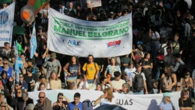 Docentes y estudiantes protestando durante el paro universitario en los colegios preuniversitarios Belgrano y Monserrat, Córdoba