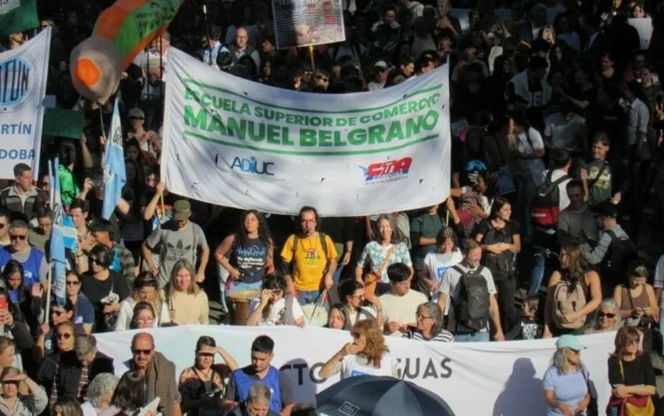 Docentes y estudiantes protestando durante el paro universitario en los colegios preuniversitarios Belgrano y Monserrat, Córdoba