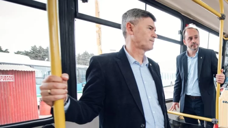 Intendente Daniel Passerini hablando frente a la prensa sobre el conflicto del transporte urbano en Córdoba