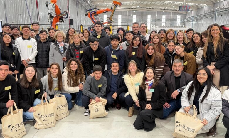 Estudiantes del IPEMyT 149 realizando prácticas en la planta de Fumiscor en Córdoba