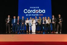 Trofeo de los Premios Córdoba en el Mundo 2026 sobre fondo con mapa de la provincia y banderas internacionales