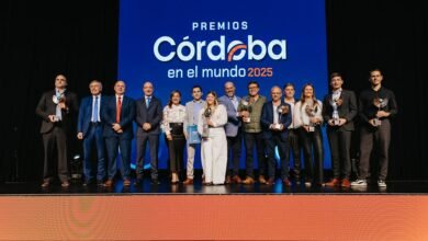 Trofeo de los Premios Córdoba en el Mundo 2026 sobre fondo con mapa de la provincia y banderas internacionales
